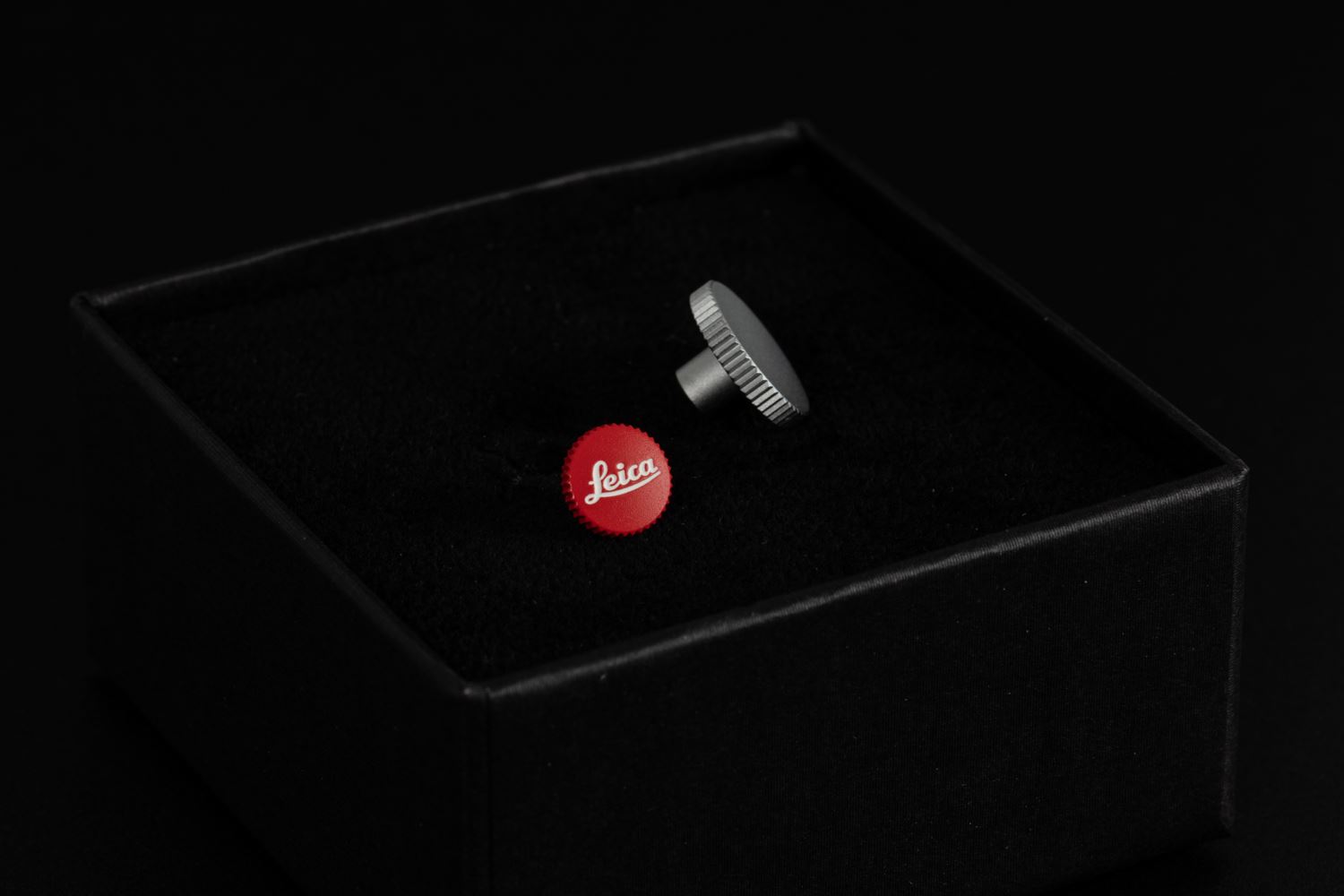 Picture of leica Soft Release Button "LEICA", 8mm, red
