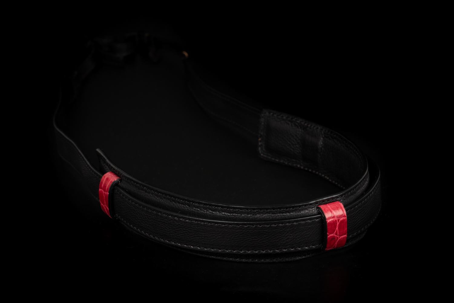 Picture of Angelo Pelle Neck Strap, Ferrara SL - Black with Real Crocodile Red Loops