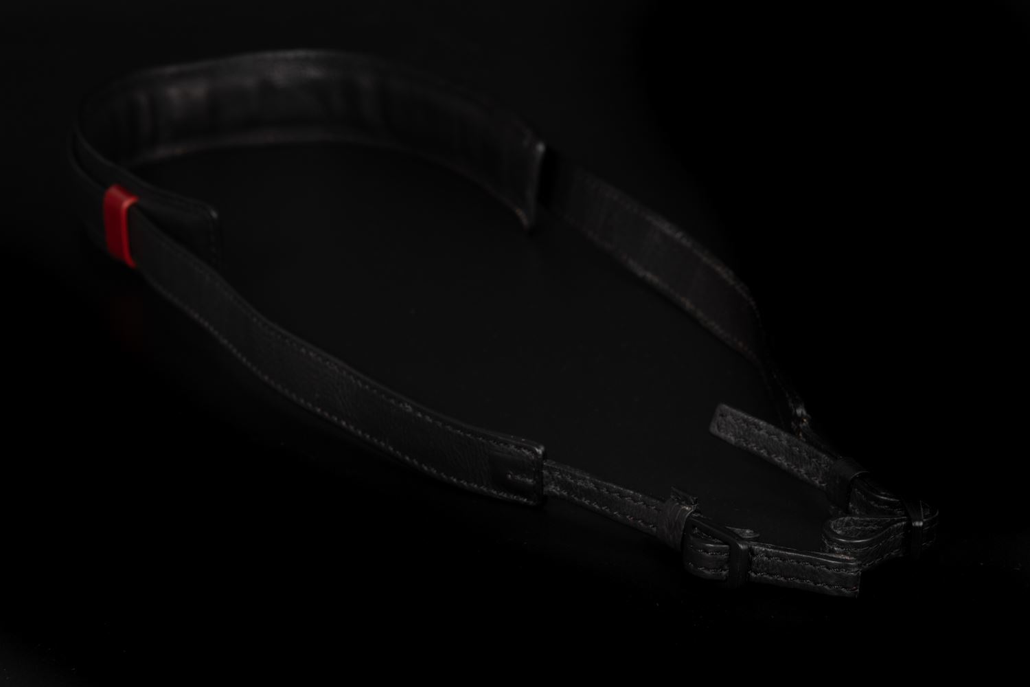 Picture of Angelo Pelle Neck Strap, Ferrara SL - Black with Red Loops